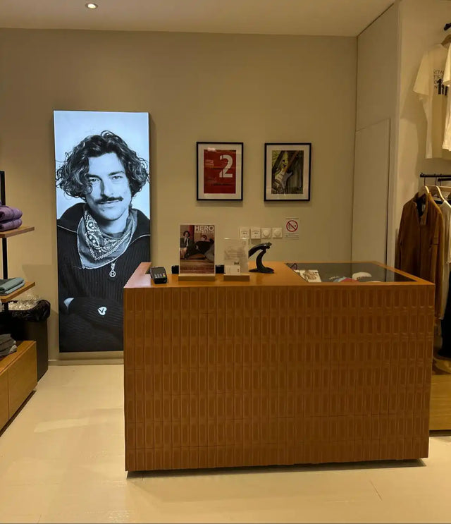 Un comptoir en bois pour la réception ou la vente au détail avec une façade soit givrée ou rainurée et un plateau vitré.