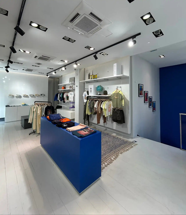 Un magasin de vêtements moderne avec un design minimaliste.