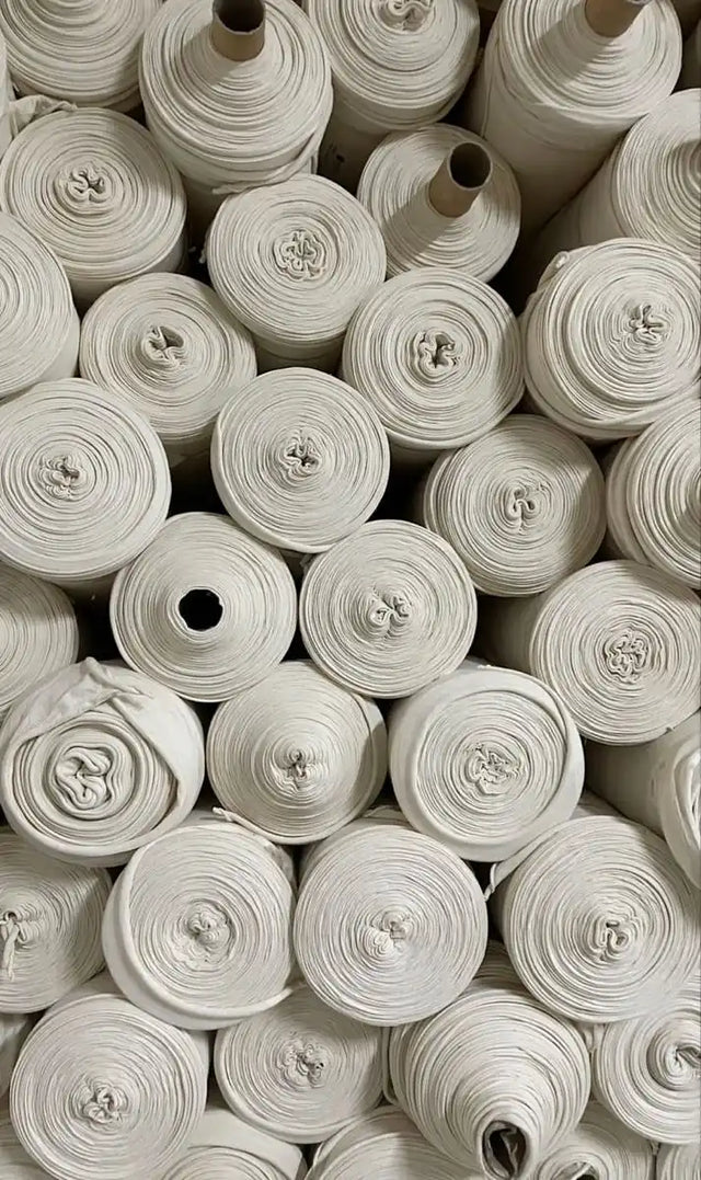 Bobines blanches de fil avec des noyaux en bois brun.