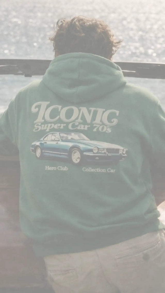 Un sweat-shirt teal arborant un graphique d'une supercar bleue classique avec le texte « iconic super car 70s » et « hero club collection car. »