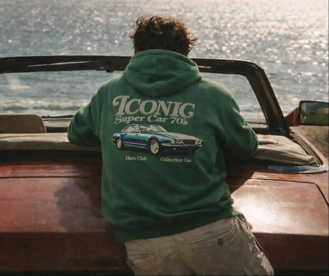 Sweatshirt vert orné d'un graphique d'une supercar bleue des années 1970 avec le texte « iconic super car 70’s » au-dessus et « hero club collection car » en dessous.